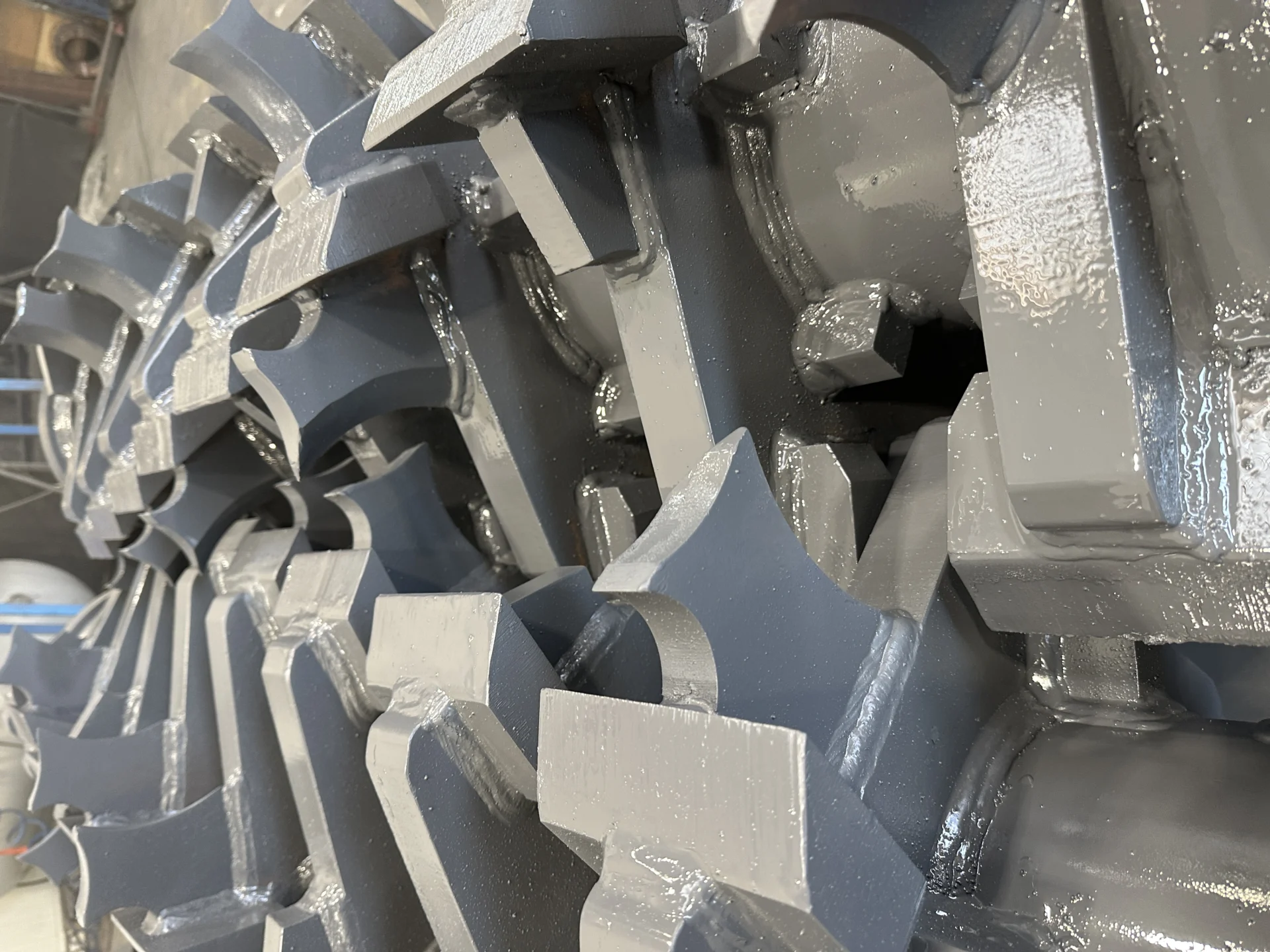 Multiple solid shaft segments with 500 HB knives and discs, ready for assembly in a Pronar 2.85G biomass shredder, showcasing heavy-duty components.