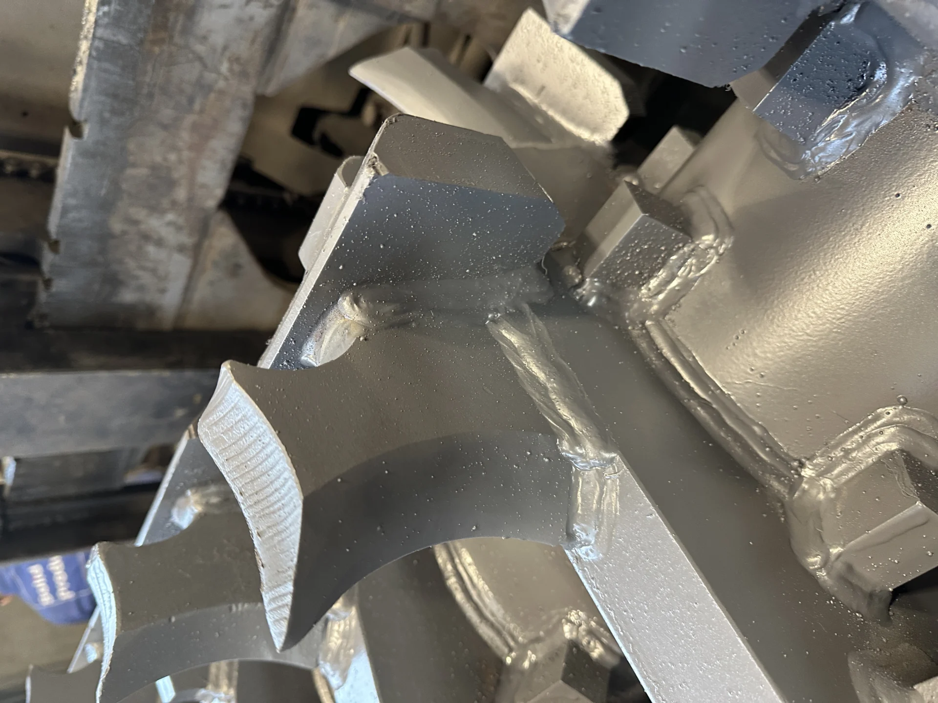 Detailed view of robust 500 HB knives on a solid shaft designed for Pronar 2.85G biomass shredders, showing durable construction and grey finish.